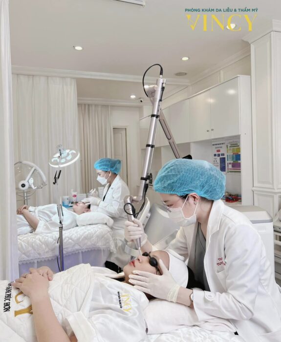 VINCY - 7 NĂM KIẾN TẠO VẺ ĐẸP VÀ SỰ TỰ TIN: HÀNH TRÌNH NÂNG TẦM NHAN SẮC VIỆT 4 Đội ngũ chuyên gia, bác sĩ da liễu giàu kinh nghiệm.